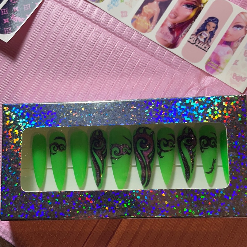 Street style press-on nails. Today’s trending style, easy to put on and remove.